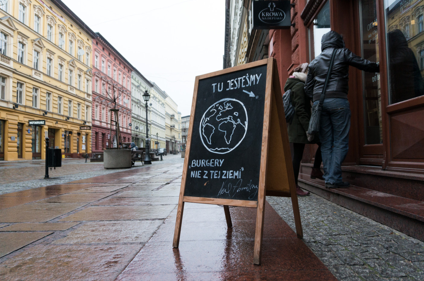 Gdy jest cieplej, przed wejściem są stoliki i parasole. Informacja na potykaczu może być odrobinę myląca (jeśli chodzi o lokalizację), ale za to z poczuciem humoru ;).