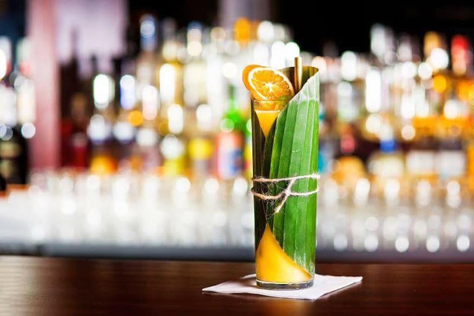 Mój faworyt z oferty: "Wspomnienie z Bangkoku". Kubański rum o smaku liści limonki kaffir z przecierem z owoców marakuji oraz świeżo wyciśniętym sokiem z różowego grapefruita. 