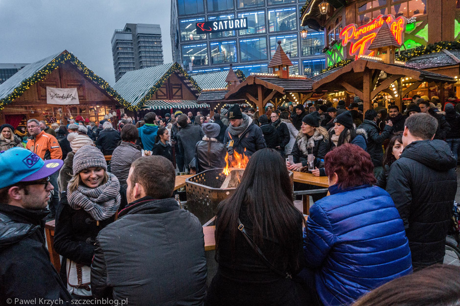 Berlińskie jarmarki przyciągają sporo turystów, robiących świąteczne zakupy. 